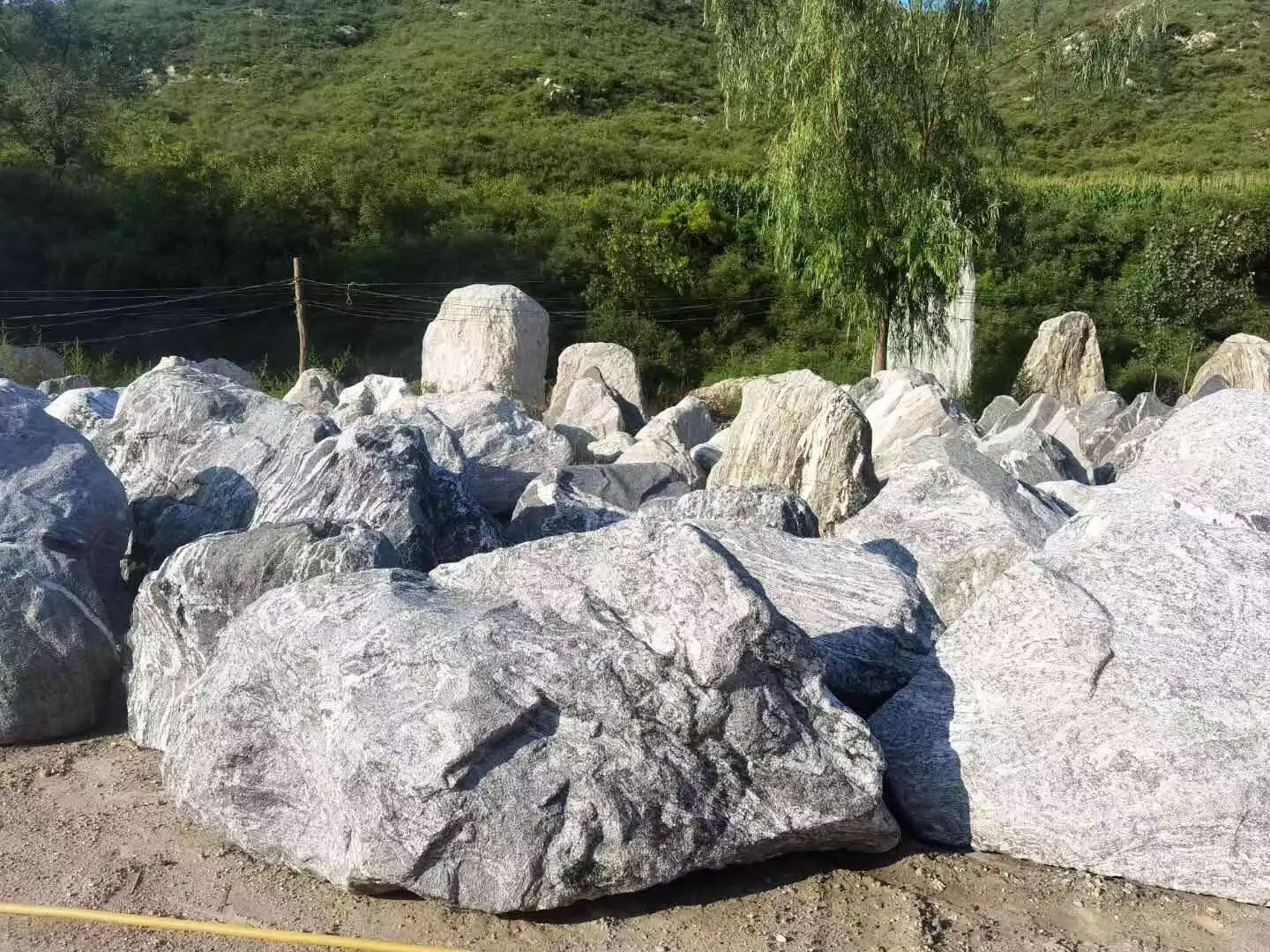 Натуральный белый серый гранит садовый большой камень монолитный