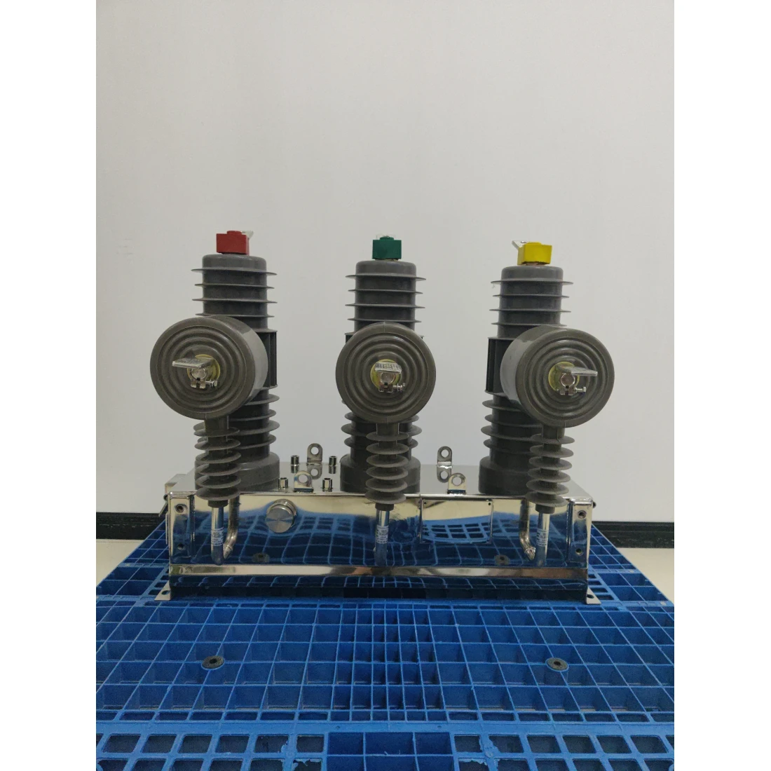 10kv high voltage vacuum circuit breaker ZW32-12 630A outdoor column switch circuit breaker manual with isolation