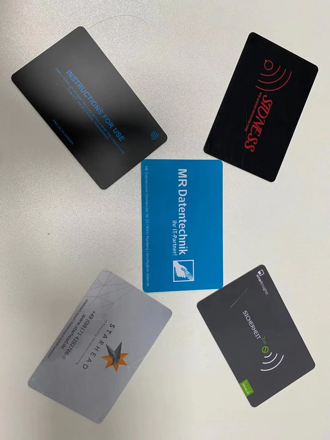 Чехол с блокировкой радиочастотной идентификации для блокировщика RFID-сканирования и проделывания кредитной карты