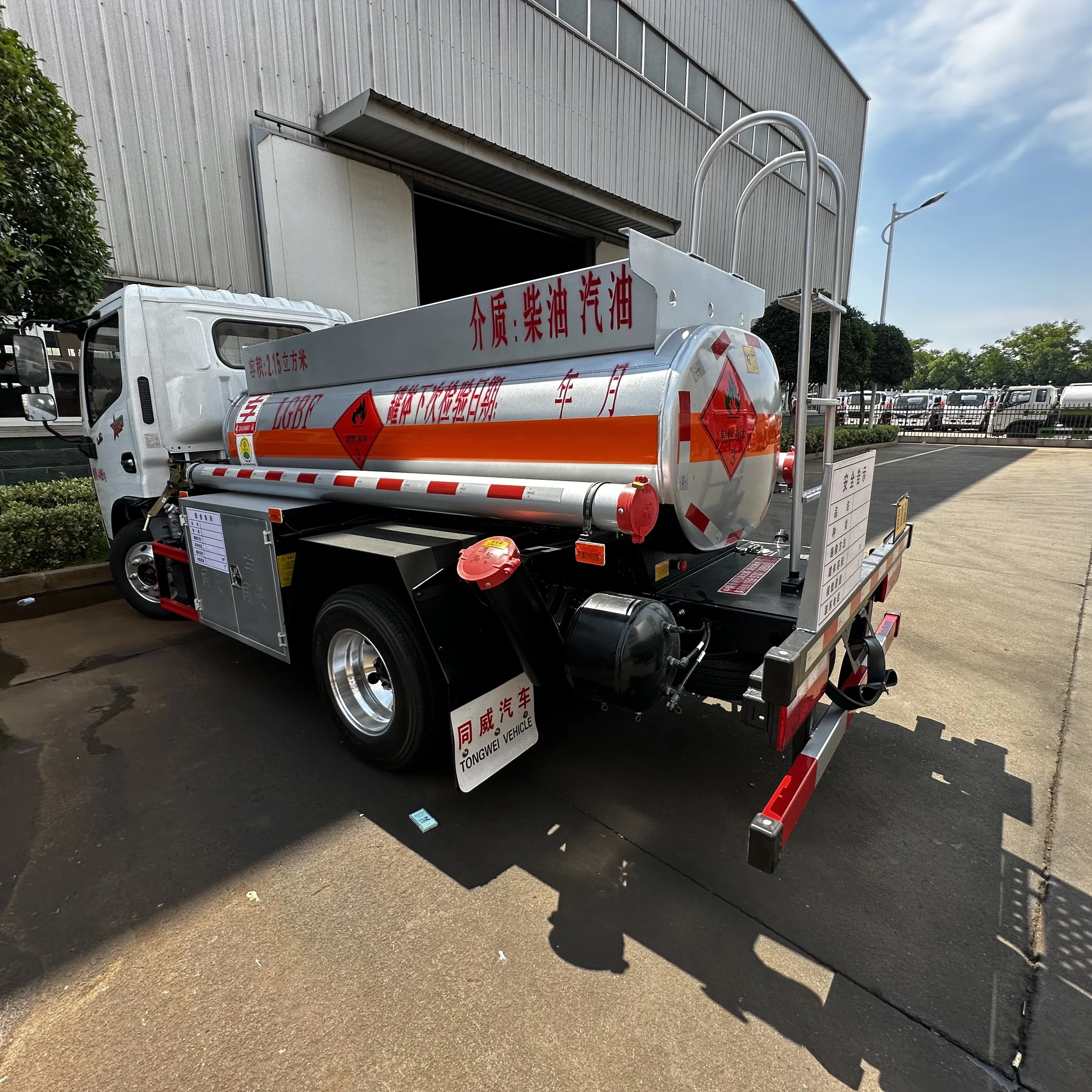 Dongfeng 2150 liter city fuel tanker, direct factory price, cost-effective