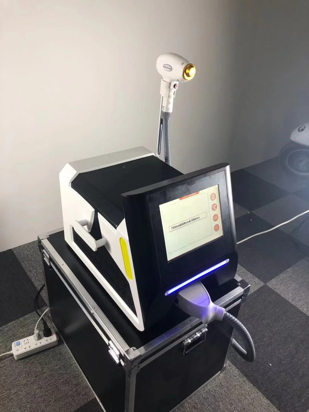 808nm diode laser/ laser hair removal / 755 808 1064 Laser 3 in 1 diode laser beauty machine