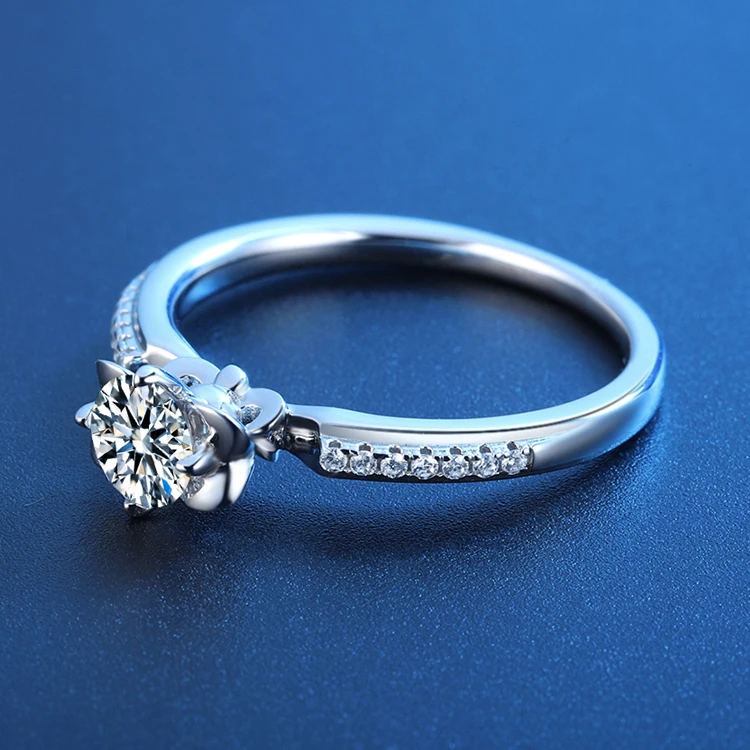 Кольцо с муассанитом 0 5 карат в форме цветка