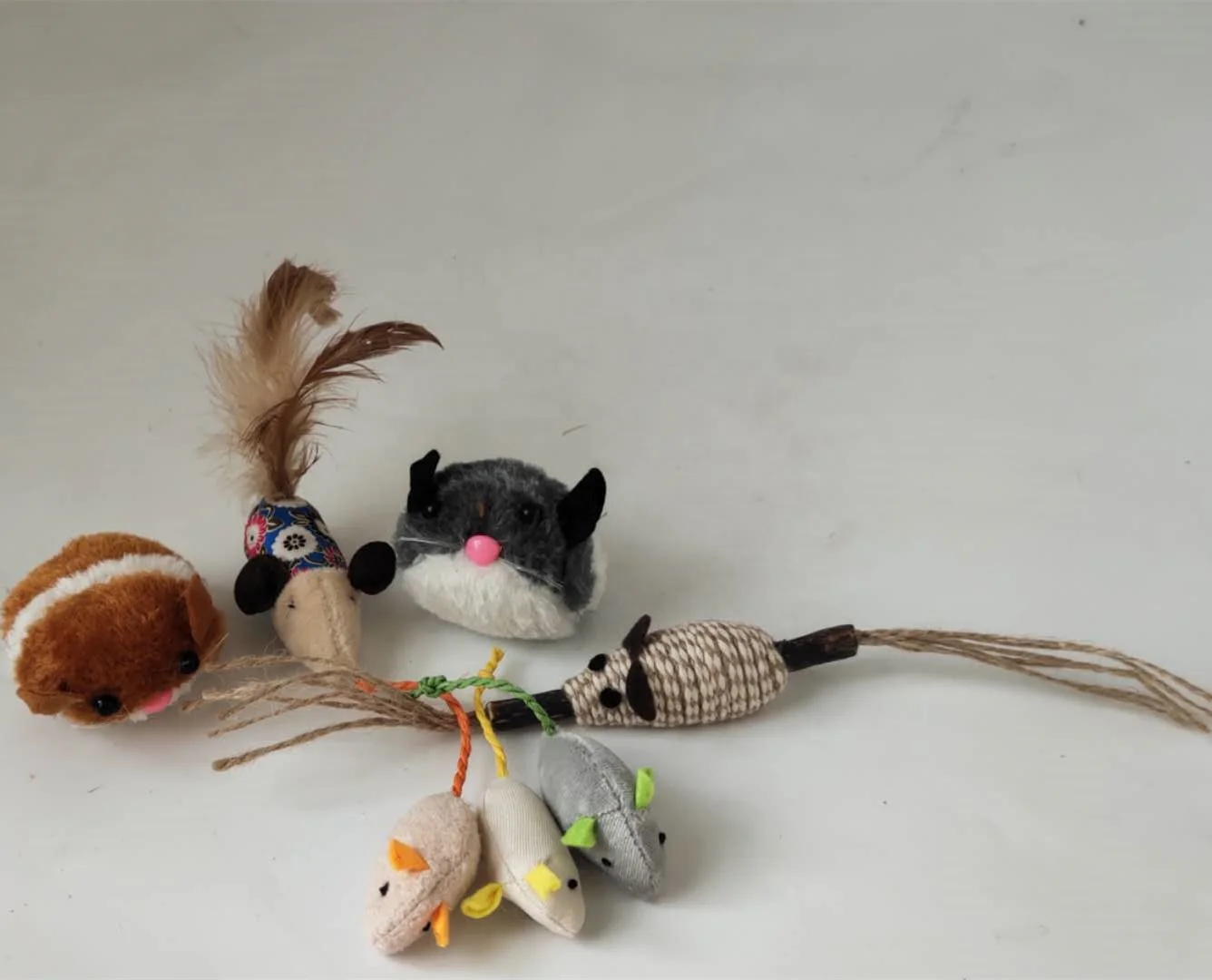 Faux Fur Mouse Cat Toy with Feather tail for Cat Scratch Interactive Moving  Emulational Cat Mice Toy