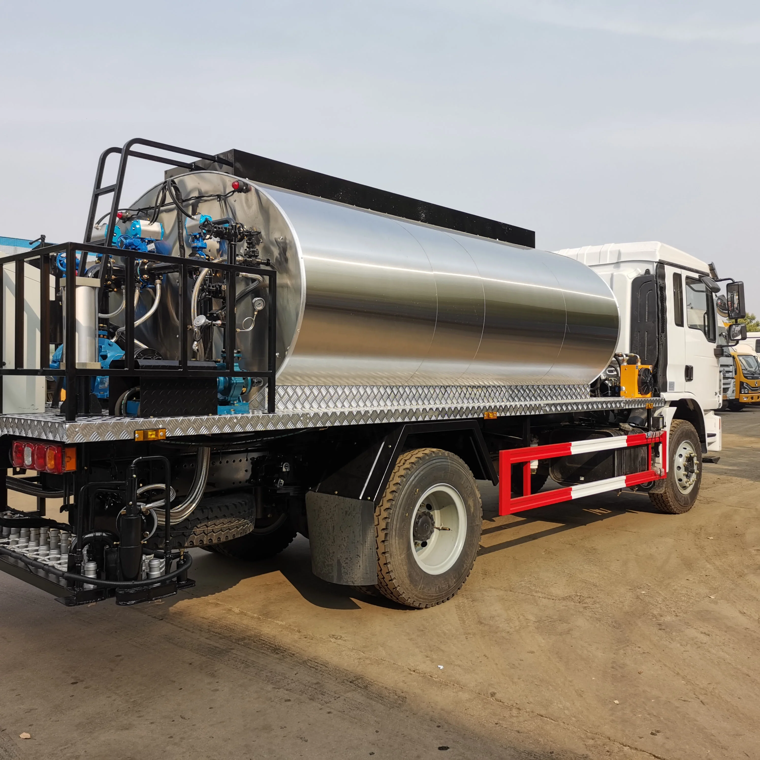 Hot sale Shacman L3000 8 tons to 10 tons Euro5 245hp Asphalt Truck Manufacturer asphalt Bitumen Sprayer Truck
