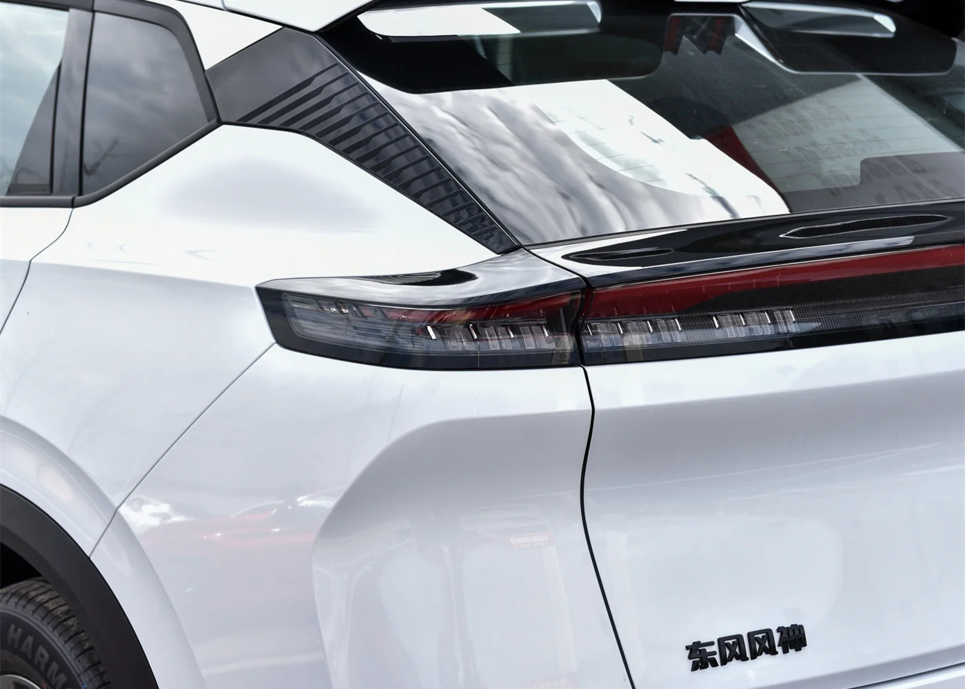 Китайский производитель Электромобиль Dongfeng Sky EV01 Pro оснащенный двухспиральным рулевым колесом с плоским дном