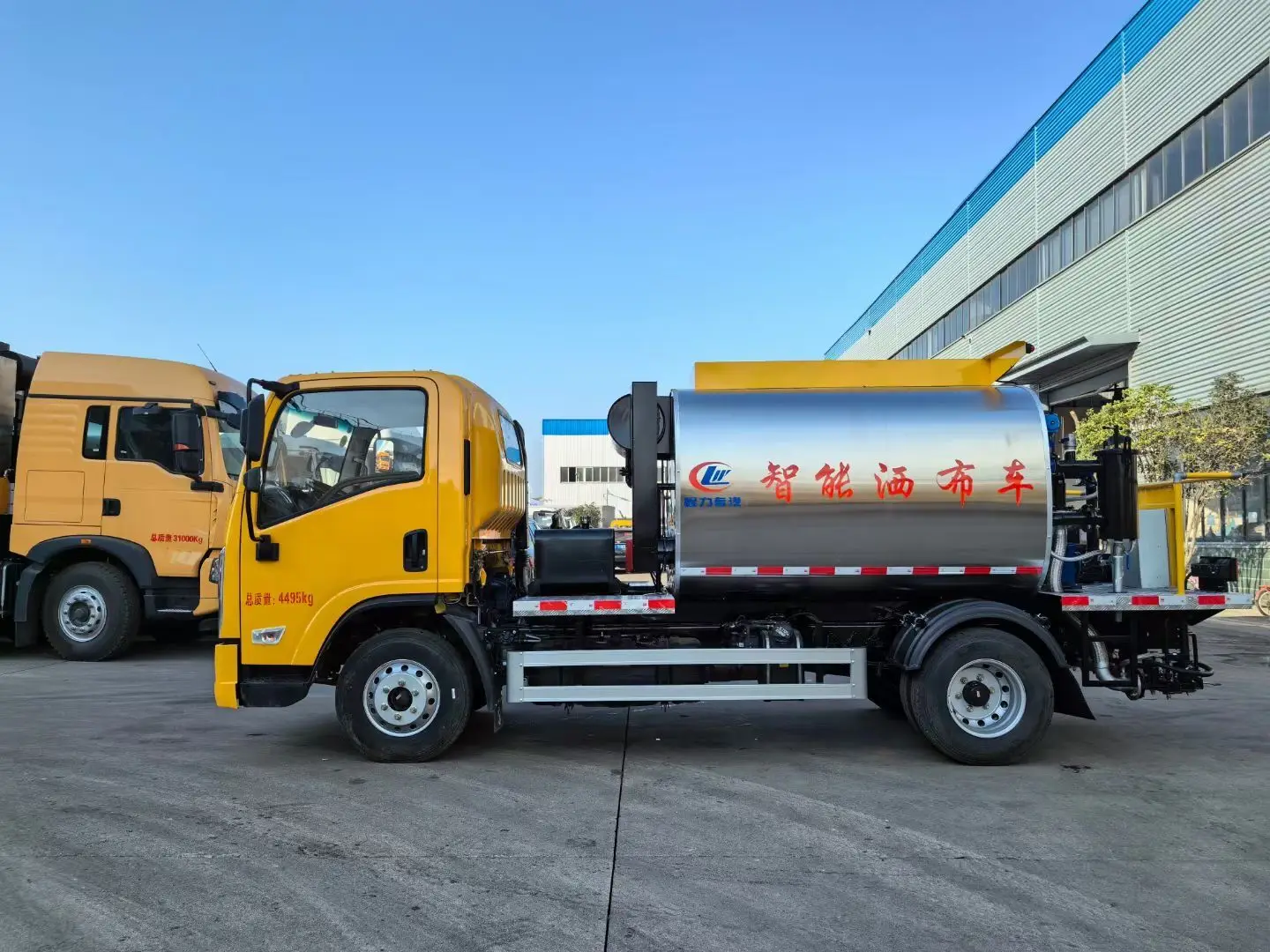Intelligent Asphalt Distributor Truck Bitumen Emulsion Spreading Truck with cheap price