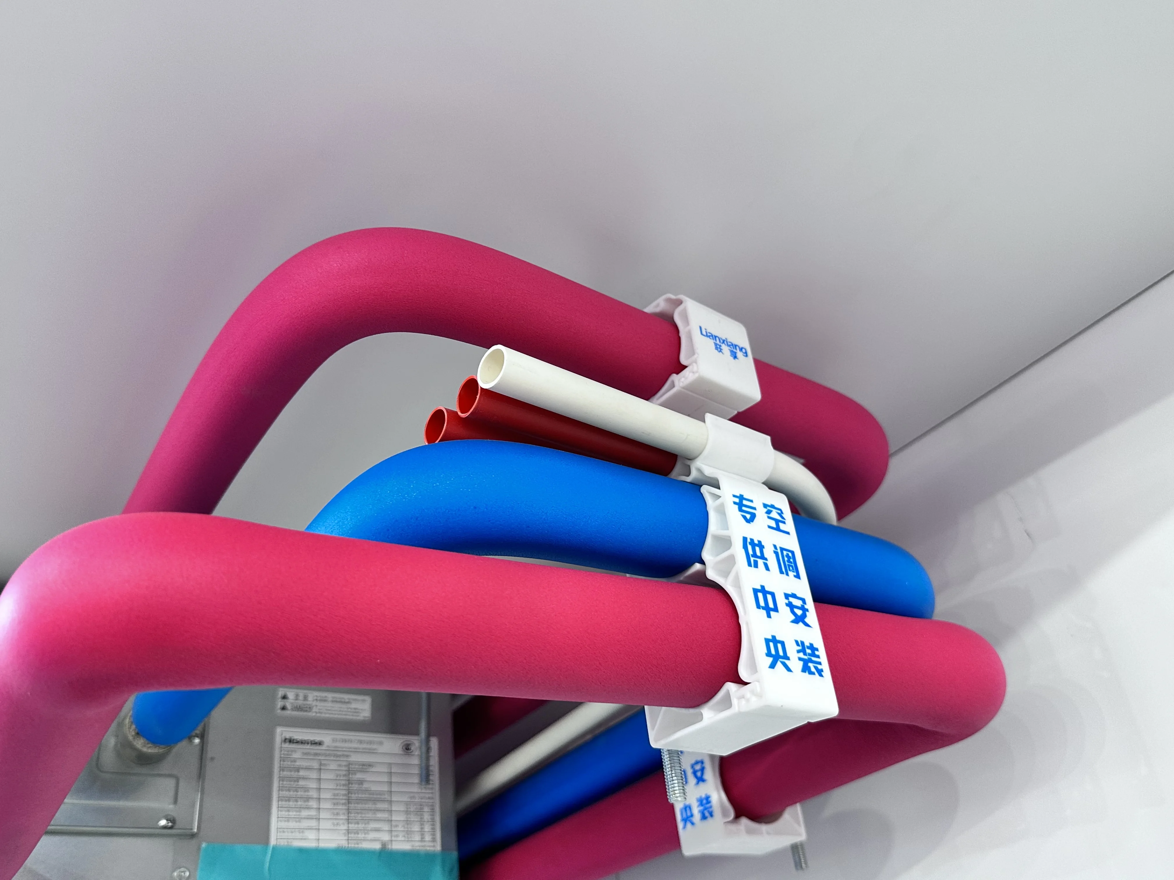 High Quality Black Closed-Cell Foam Rubber Insulation Tube for Hot Water Pipe in HVAC Systems