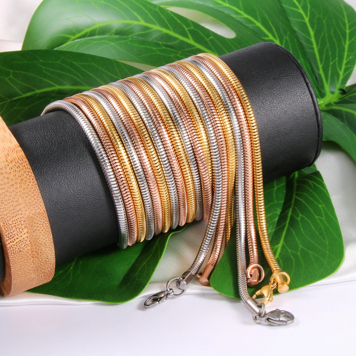 Wholesale fashion men chunky jewelry gold plating link chain snake necklace stainless steel round Soft snake chain for unisex