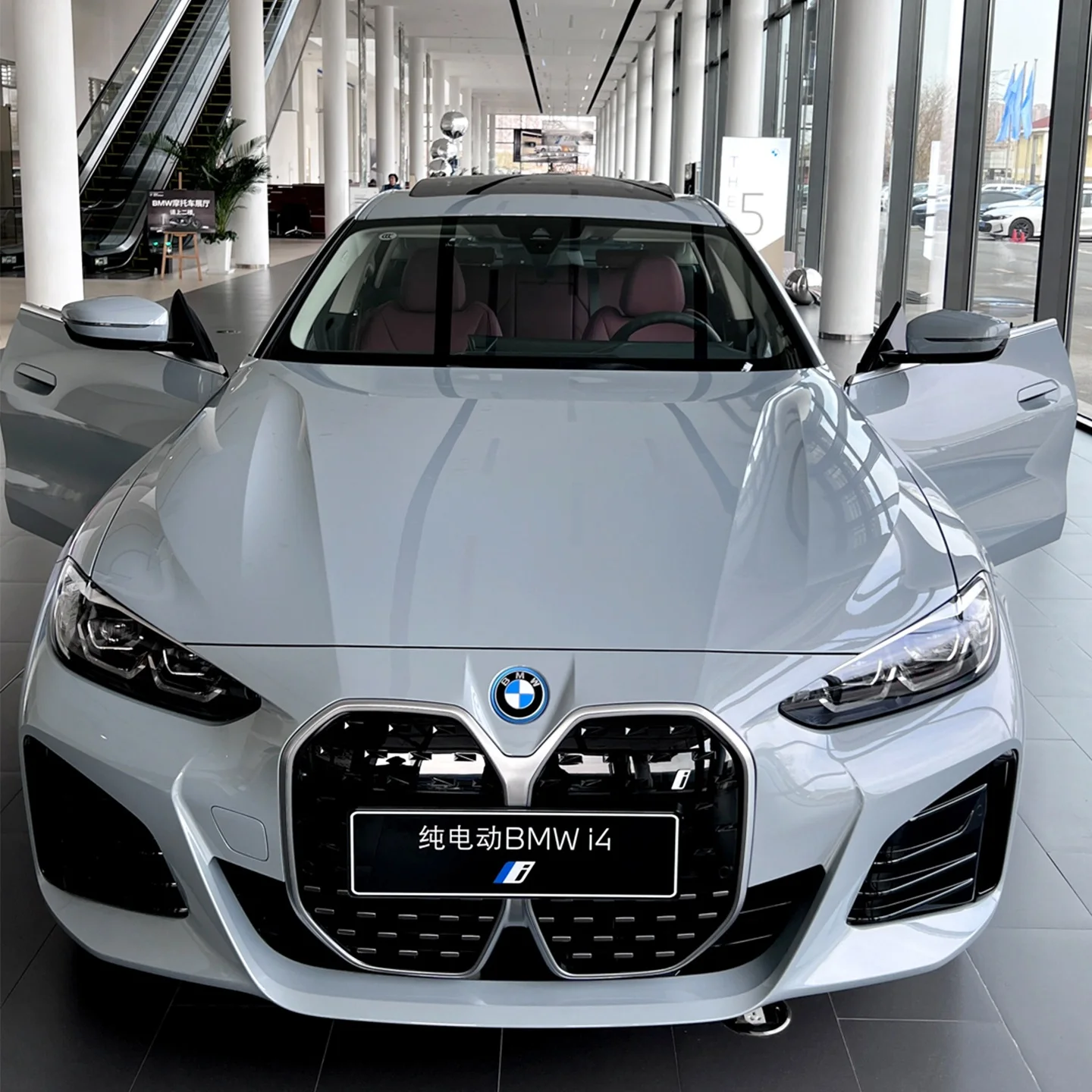 Новый электрический автомобиль BMW i4 с электроприводом 35 40 М50 средний размер 544 л.с. дальность действия 625 км 218 км/ч высокая скорость EV седан