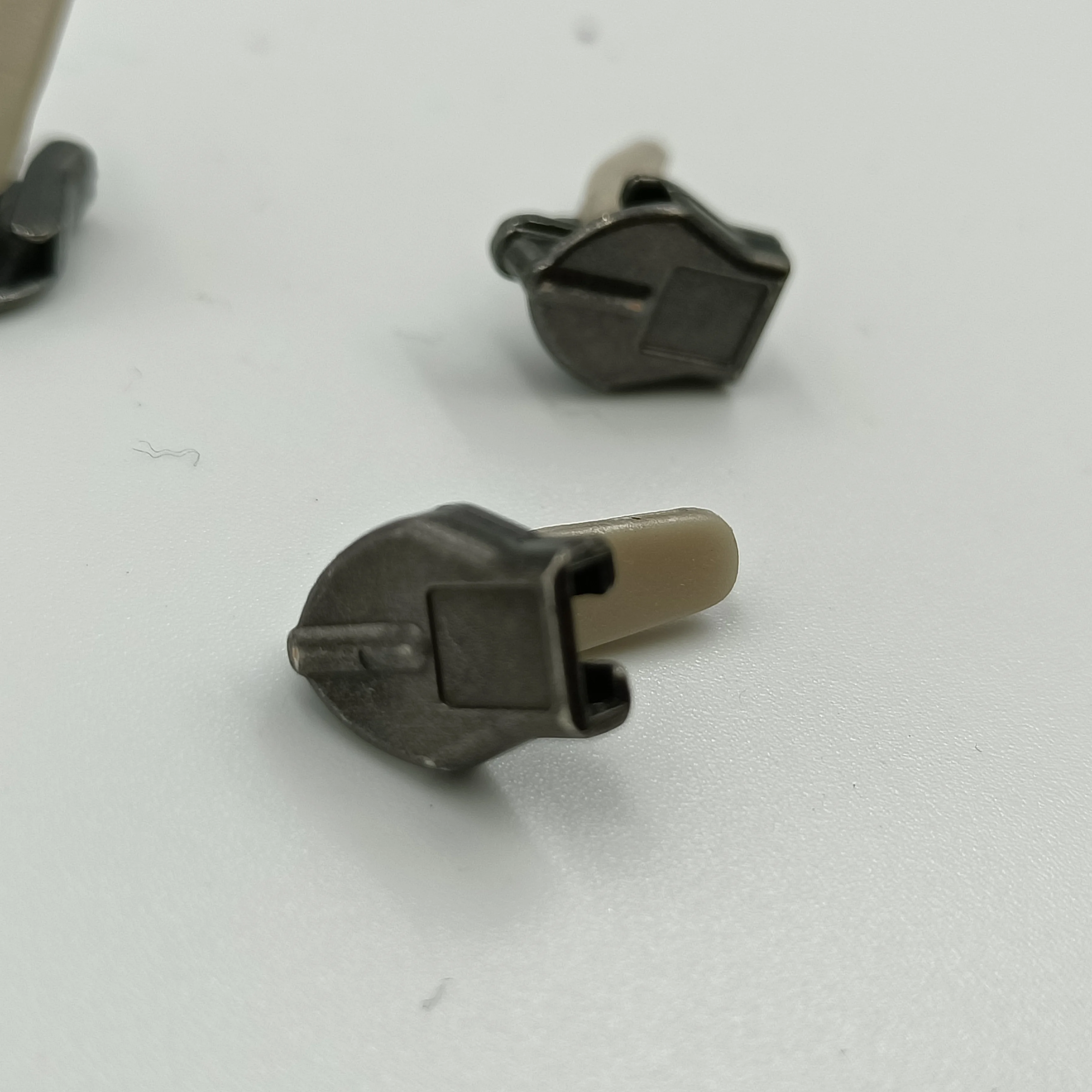 Wholesale Metal Zipper Sliders with Plastic rubber puller Tab Sizes 3# Customizable for Clothing Luggage  for Repair