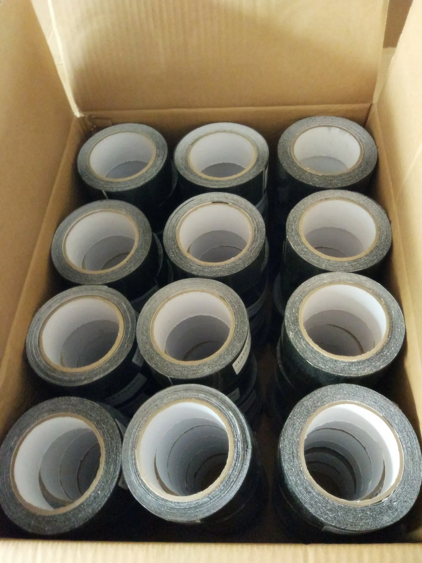 Wholesale Self Adhesive Waterproof Grip Bathtub Strip Non Slip Stair Safety Walk tread anti skid tape for Steps