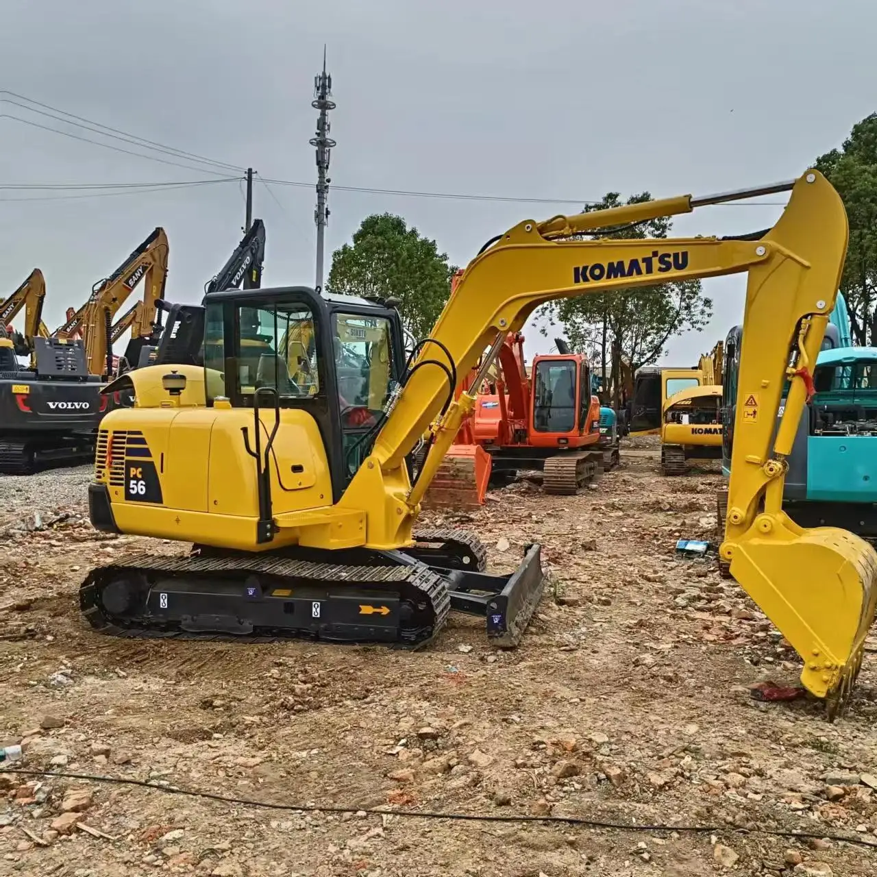 Komatsu 56 находится в хорошем состоянии 5 6 тонны подерженного дешевы а оригинальная краска надежна