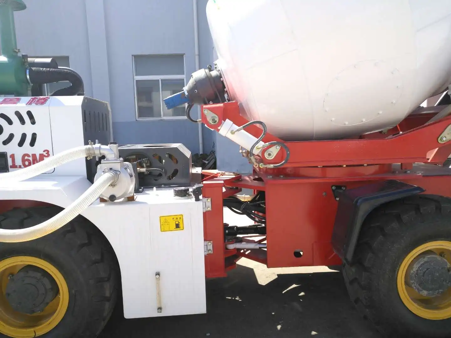 LUZUN original factory sale small mobile 1M3 self loading concrete mixer truck