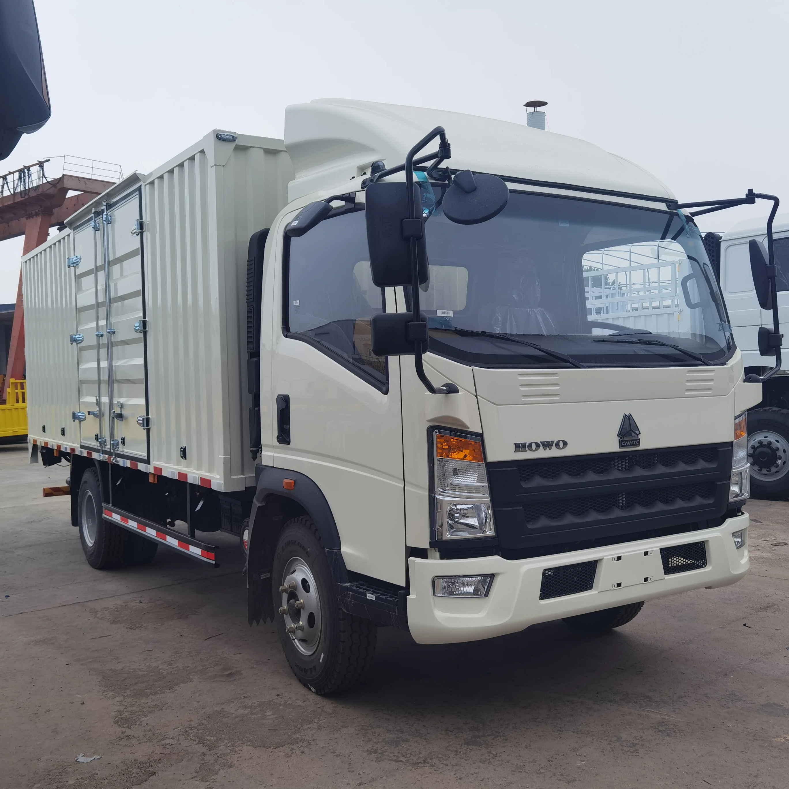 Factory Price Totally enclosed 4X2 Container Truck Small Mini Used Van Cargo Truck for sale