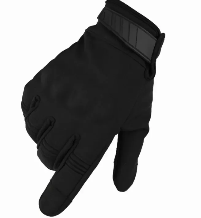 The factory has a daily output of over 6,000 cheap cold-resistant green tactical equipment.