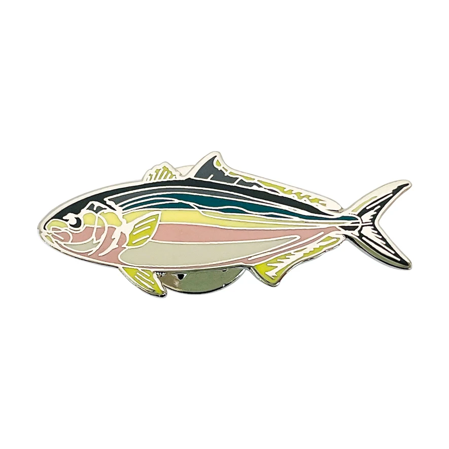Металлический значок в форме рыбы