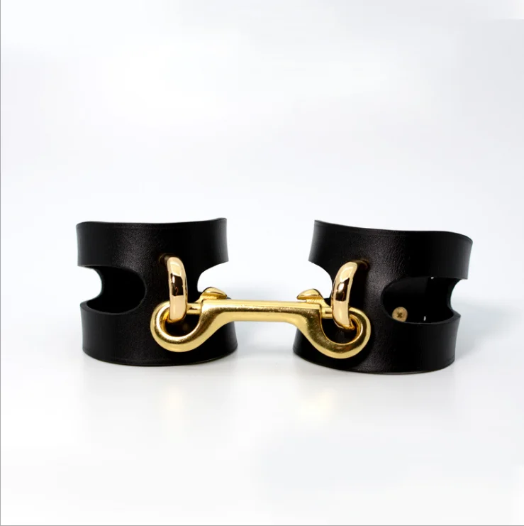 Sex cuffs, alternative toy bundles, men and women use lovers to have fun with training tools, cowhide wrist straps.