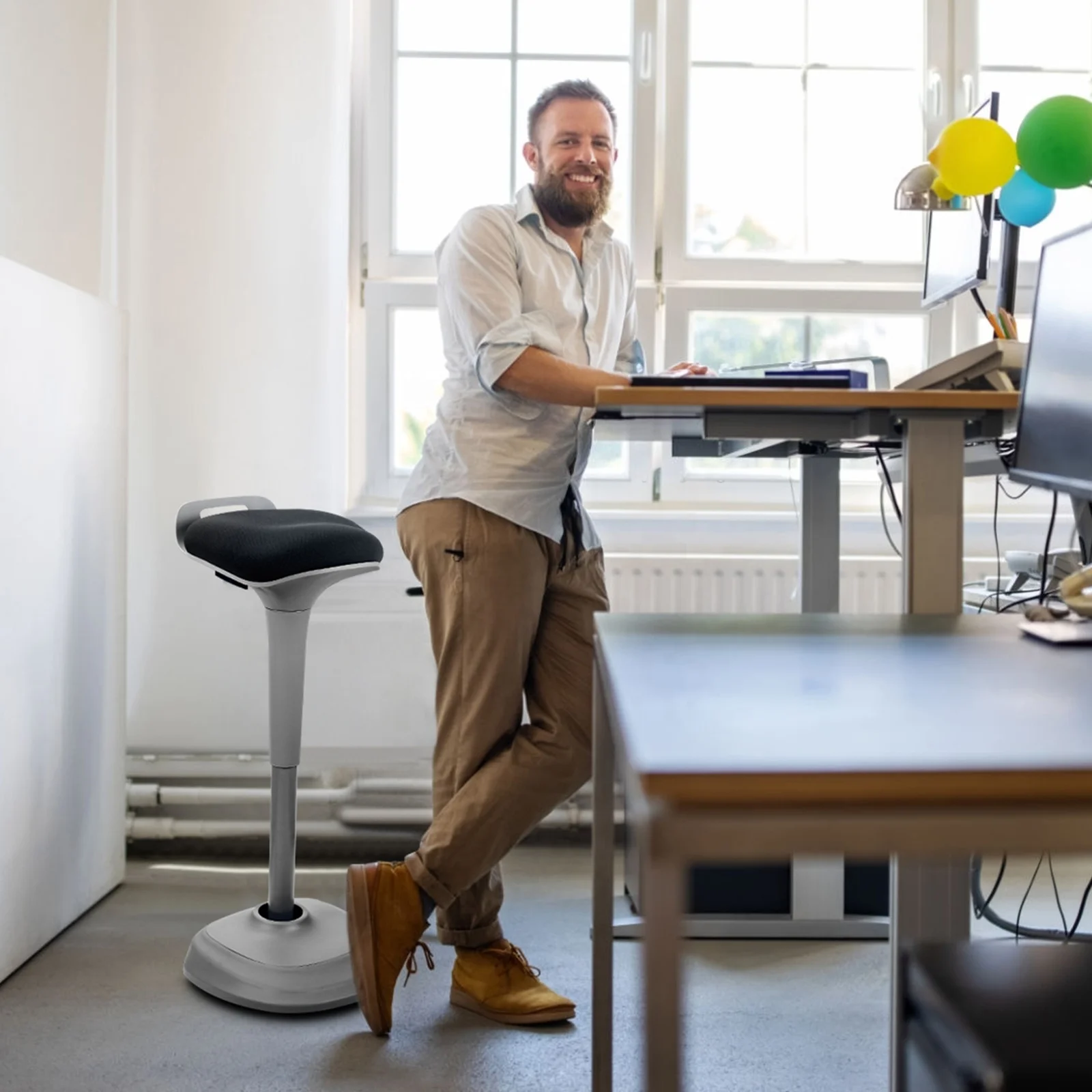 Серый стул с регулируемой высотой для активного обучения