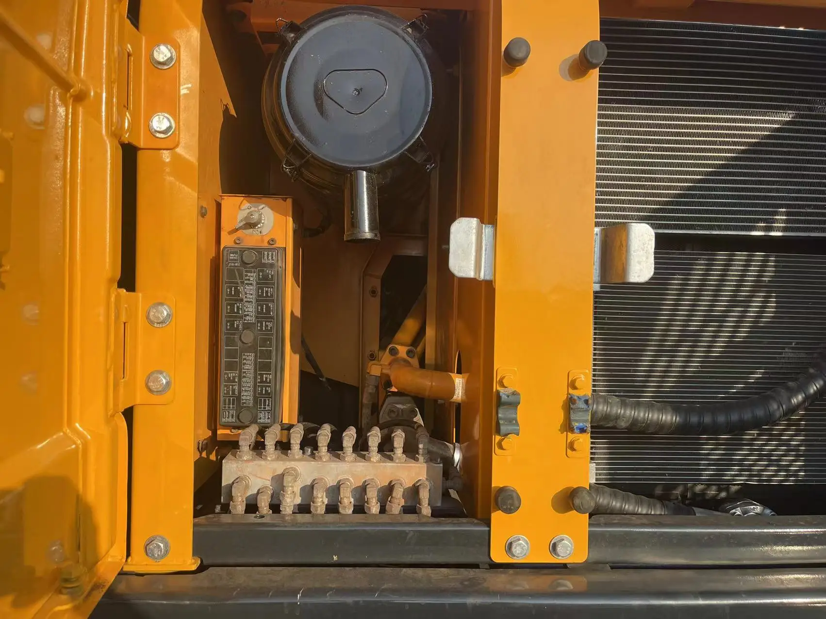 Used Hyundai 220-9 crawler excavator used hyudai 220 300 305 330 335 excavator