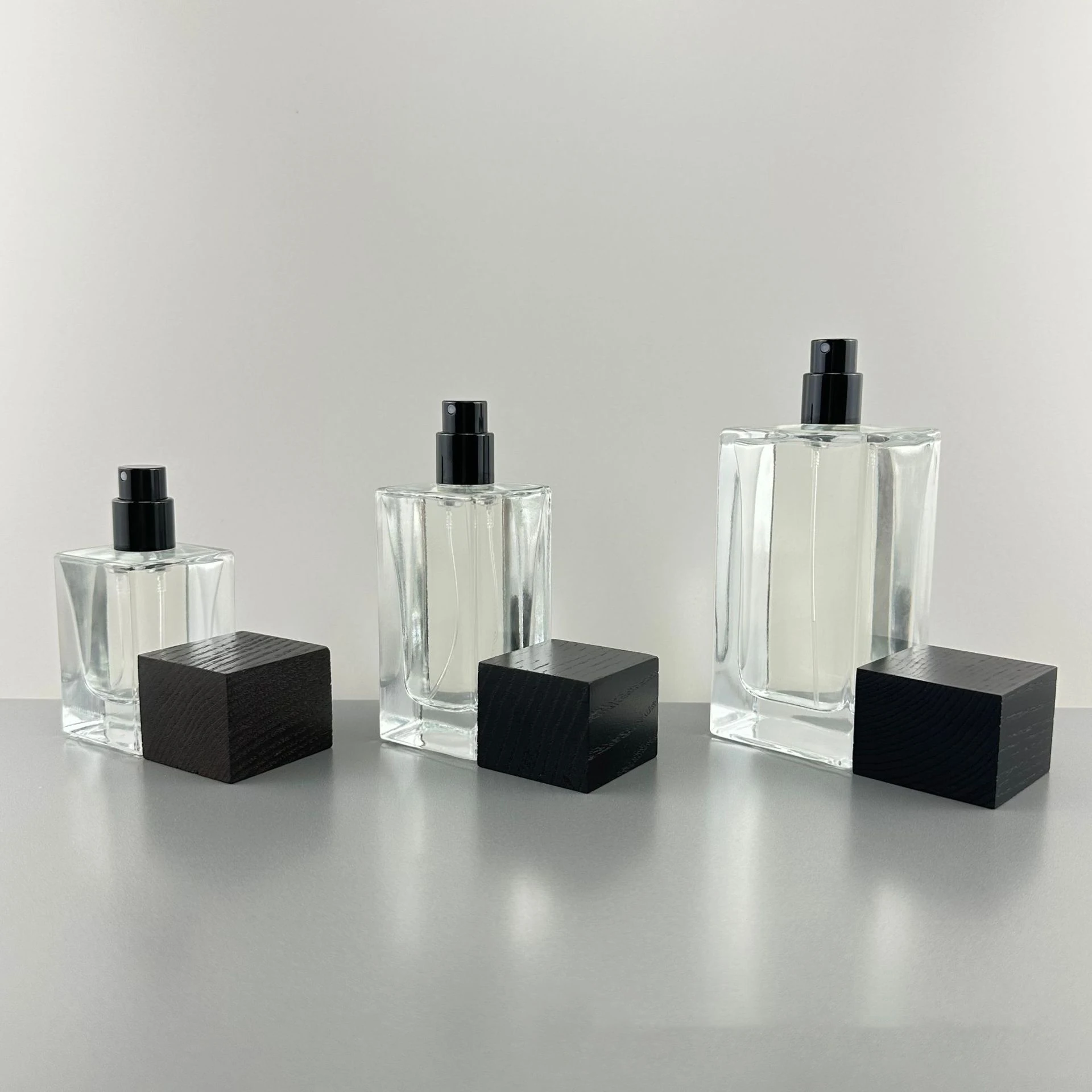 Luxury Thick Crimp Glass Fragrance Bottle 30ml 50ml 100ml Rectangle Perfume Bottle with Square Wooden Cap