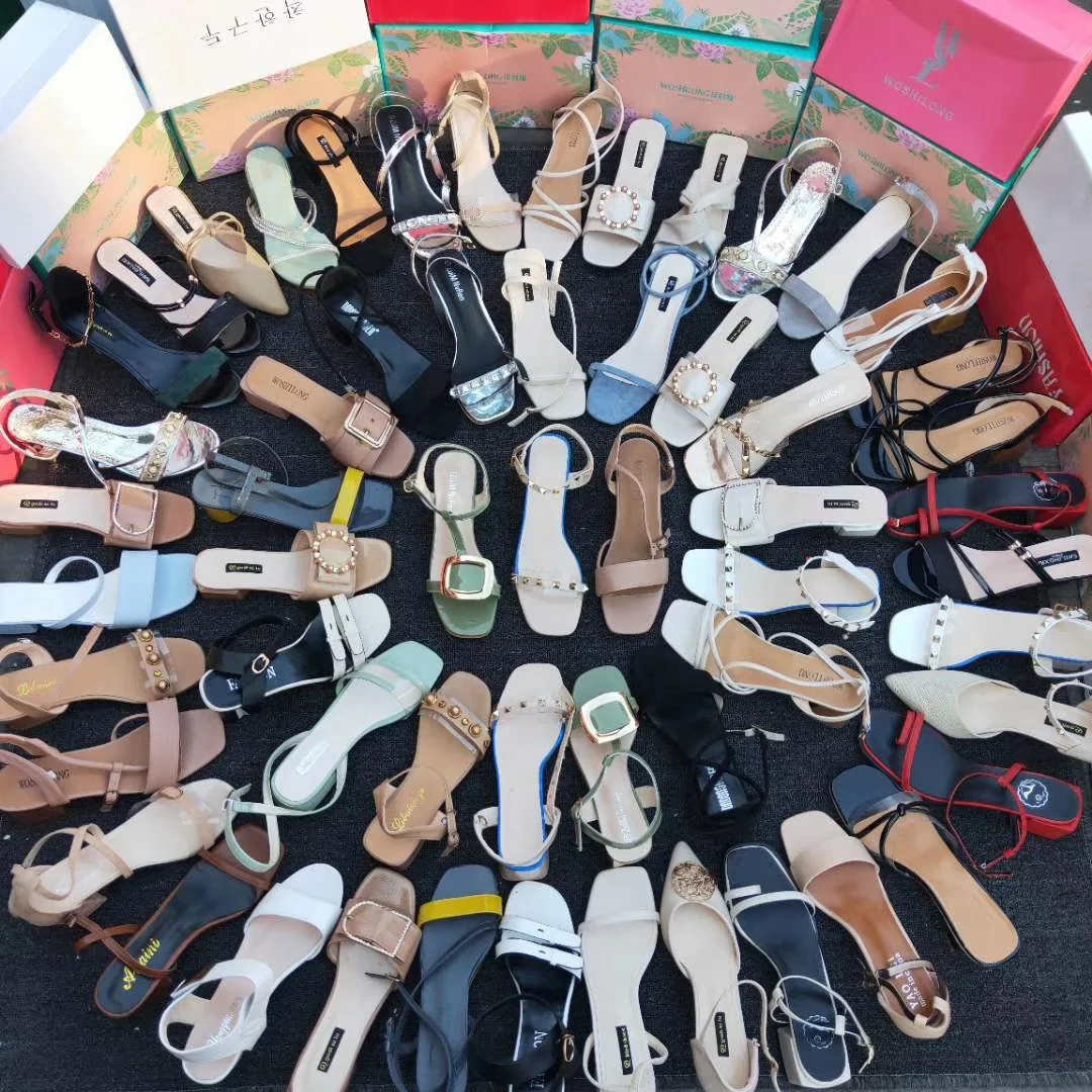 Surstock Chaussures; Большие размеры оптовая продажа; Дешевая обувь Stock, мужские футболки 13 разных тапки для мужчин спортивные штаны Oem destockage