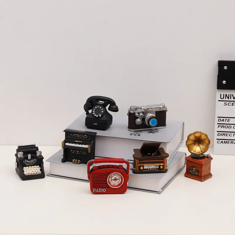 Retro Nostalgia Mini Desktop Bauble Creative Resin Decoration Home Indoor Telephone Radio Phonograph Decor Ornaments Knickknacks