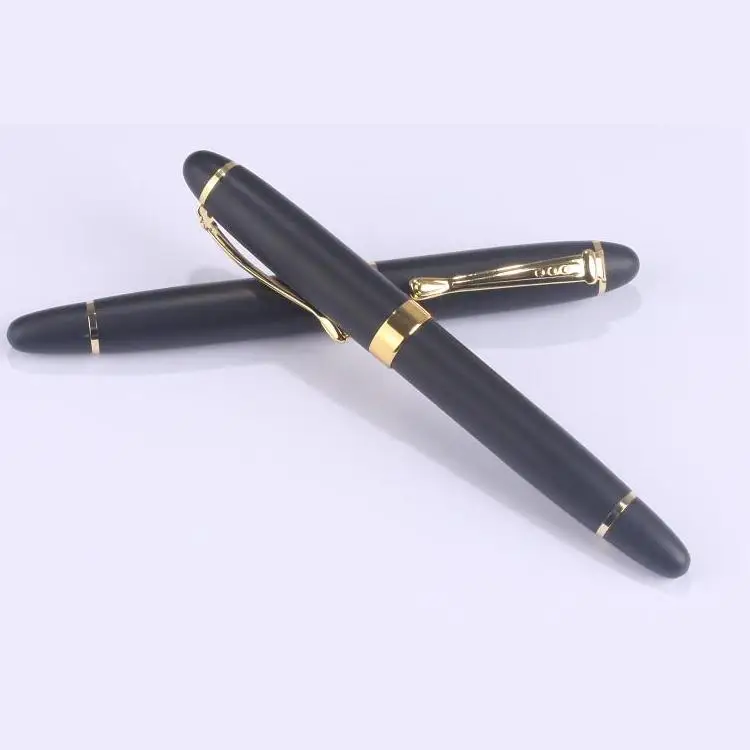 Тонкая черная металлическая шариковая ручка с золотой отделкой