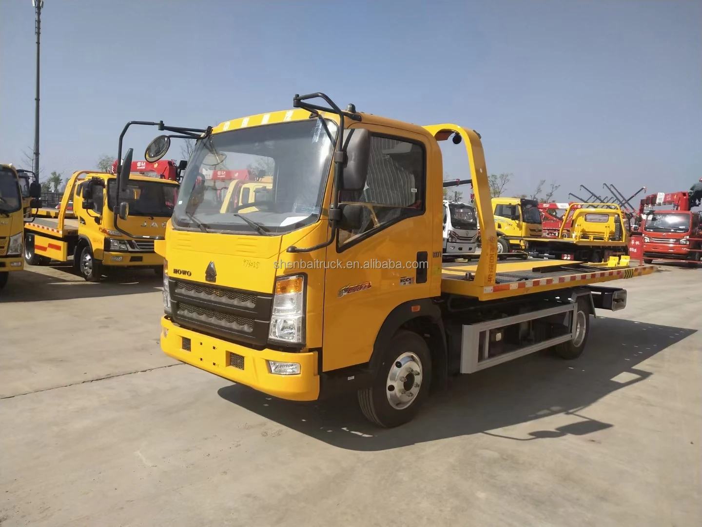 Hot Selling Light Duty Howo 4X2 6 Ton LHD/RHD Flatbed Wrecker Towing Truck Rollback Road Wreckers Tow Platform Trucks