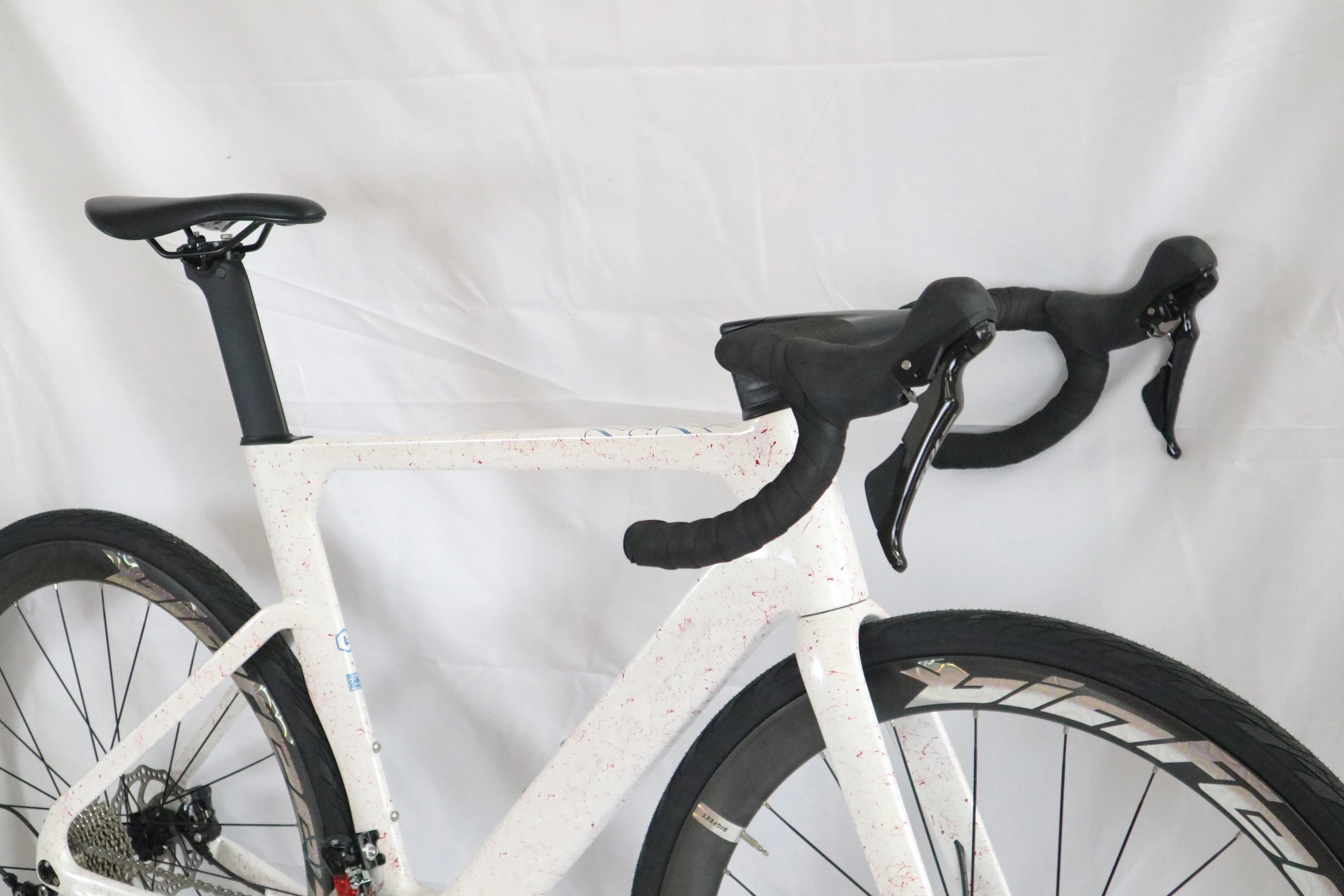 Adult 700c Carbon Road Bike Bicycle disc brake hidden wiring ODM 22 speed