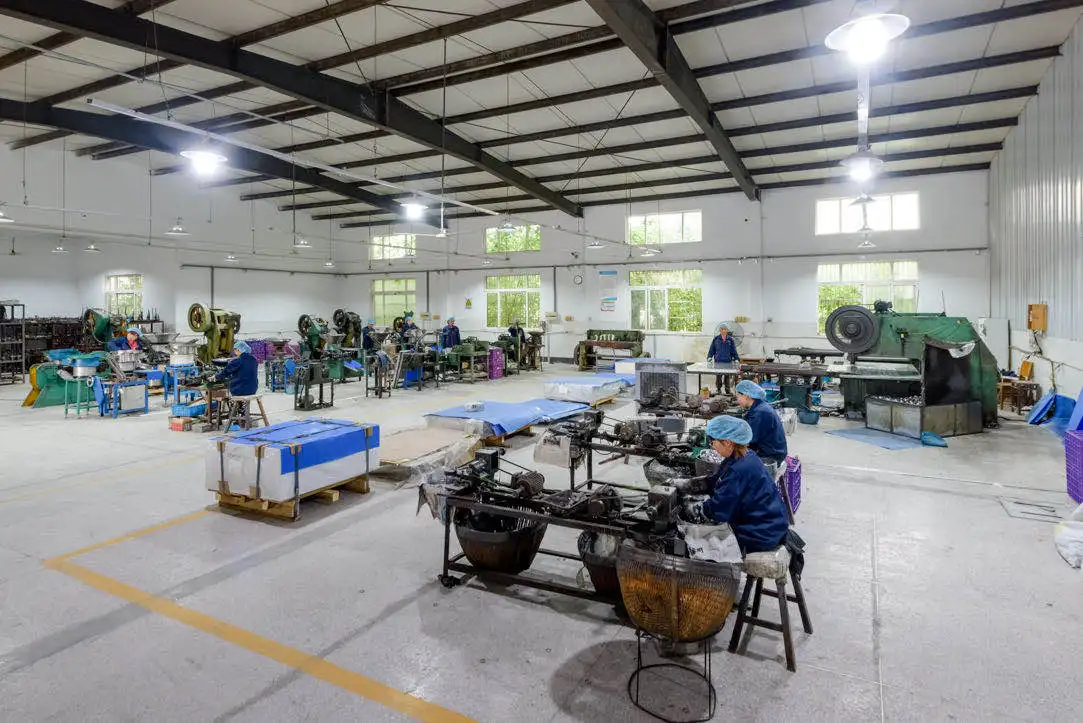 Высококачественный изготовленный на заказ розовый колпачок алюминиевый винтовой пластиковый косметический