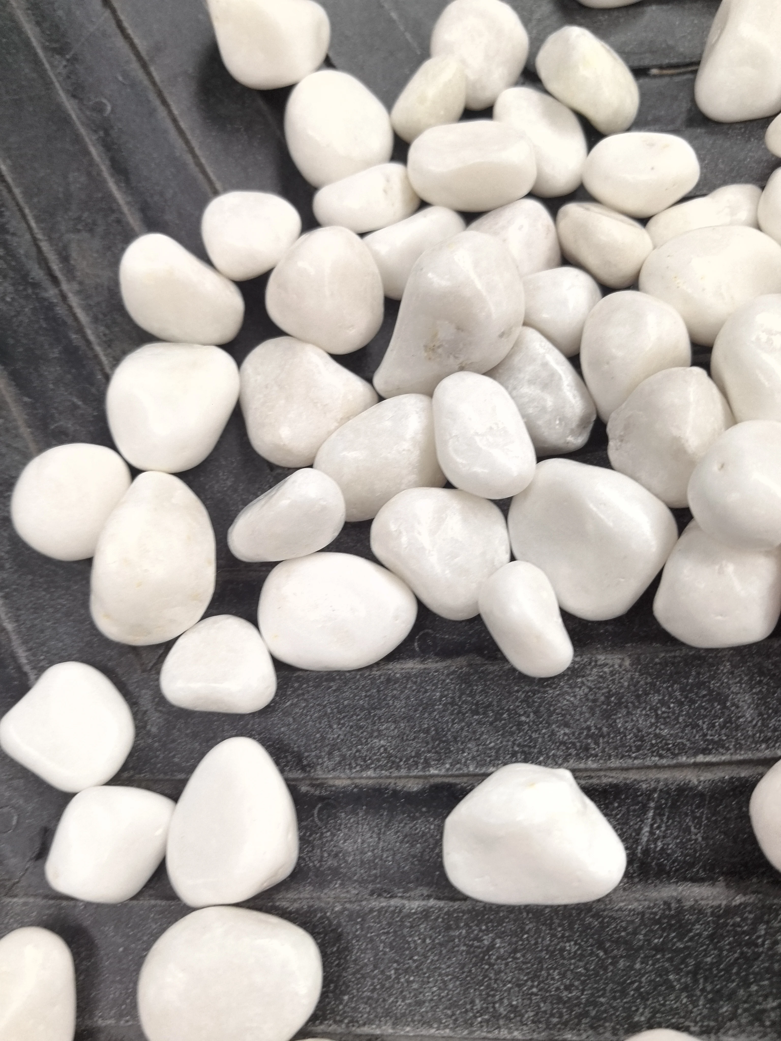 High Quality Wholesale Natural Versatile High Polished White Pebbles For Decoration Or Paving Material