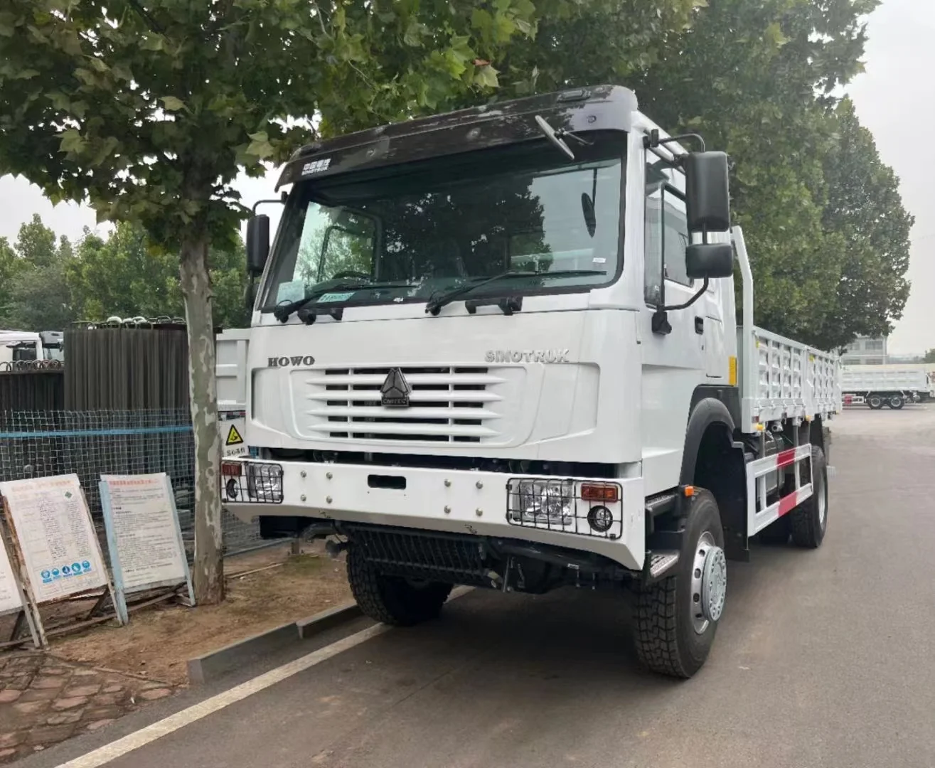 Hot Sale 300hp 20 Ton SINOTRUK HOWO 4x4 All Wheel Drive Howo 4x4 Cargo Truck