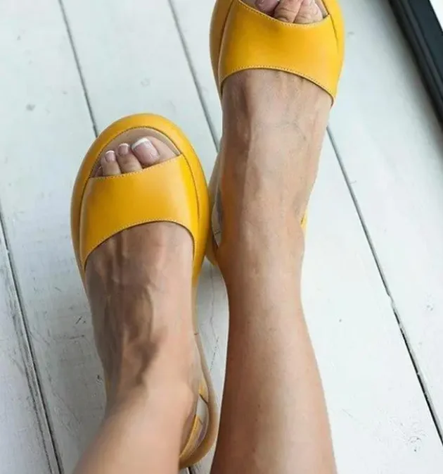 New Fashion Spring and Summer Slides Sandals for Women Slippers Transparent Flip Crystal Shoes PVC Anti Picture EVA Rubber Color