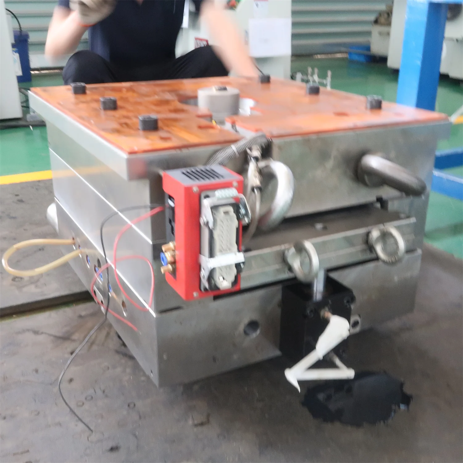 Injection Molded Components for Renewable Energy Systems Paint Bucket Molding Machine