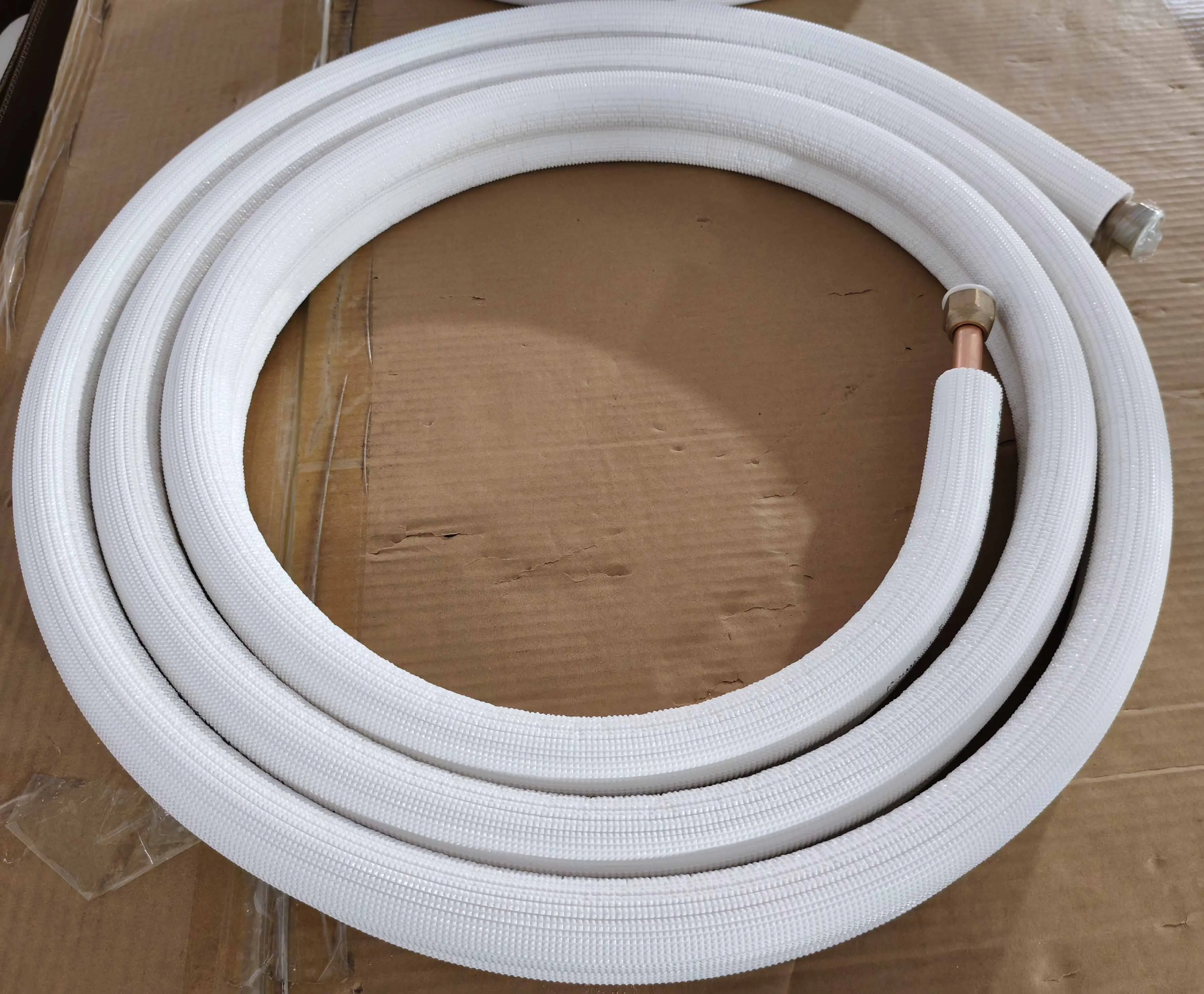 Изолированная медная трубка с расширенным соединением и гайкой высококачественная изоляция медных труб