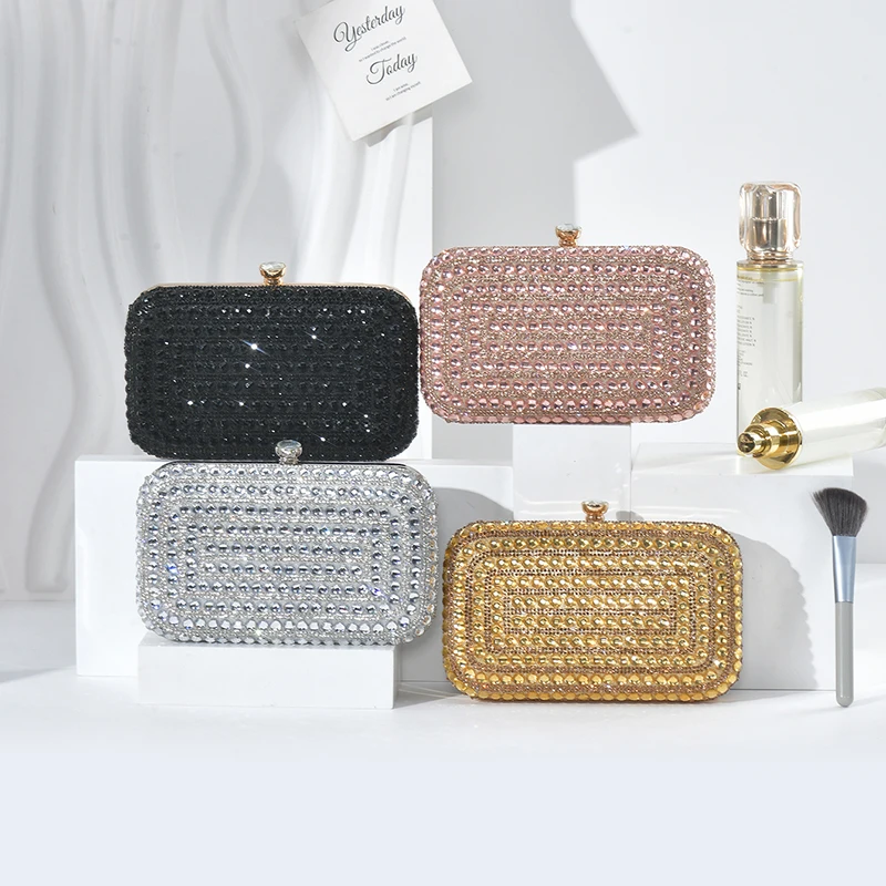 Прямоугольный клатч со стразами