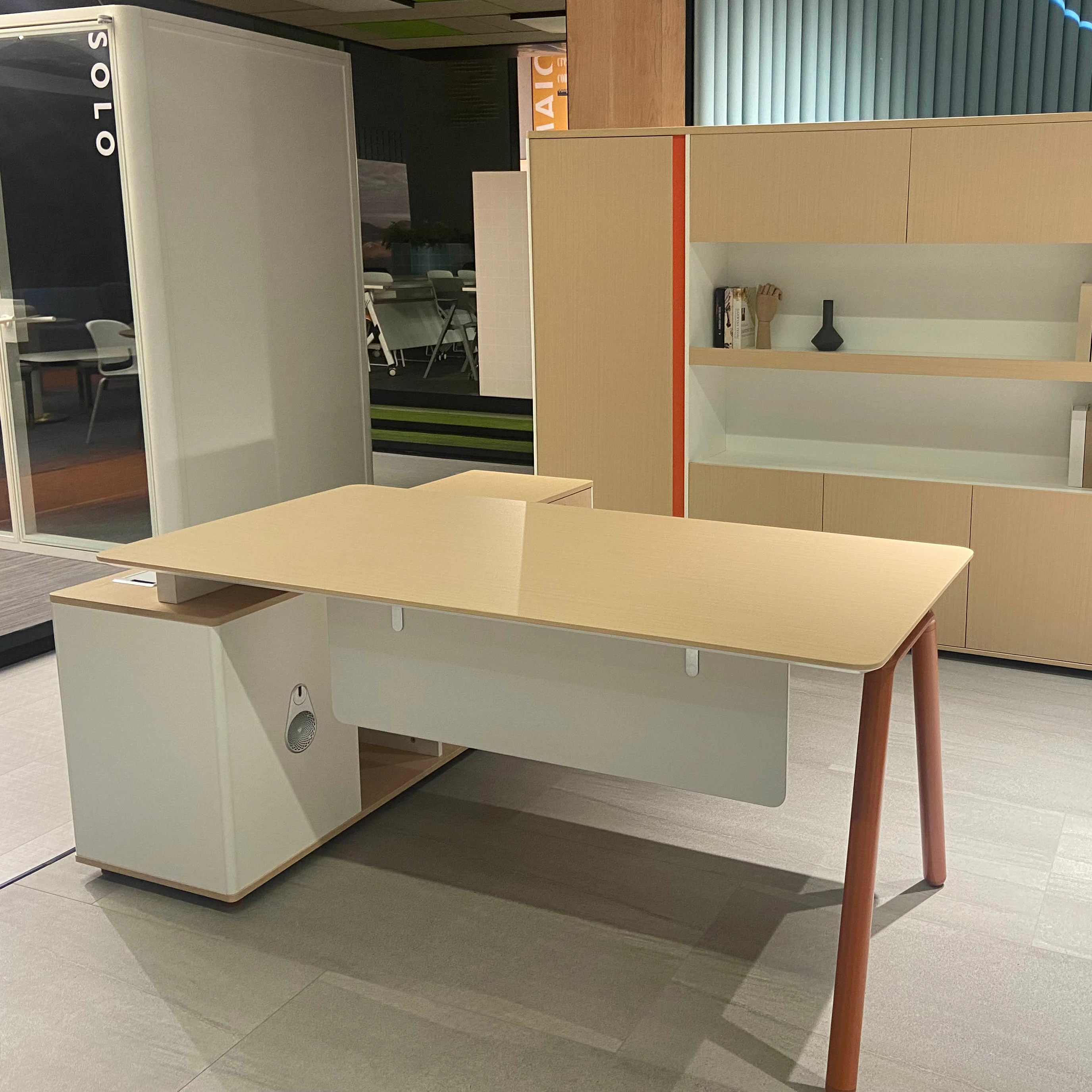 Contemporary E1 MFC Workspace Furniture Light Oak Director Office Desk with Orange Legs