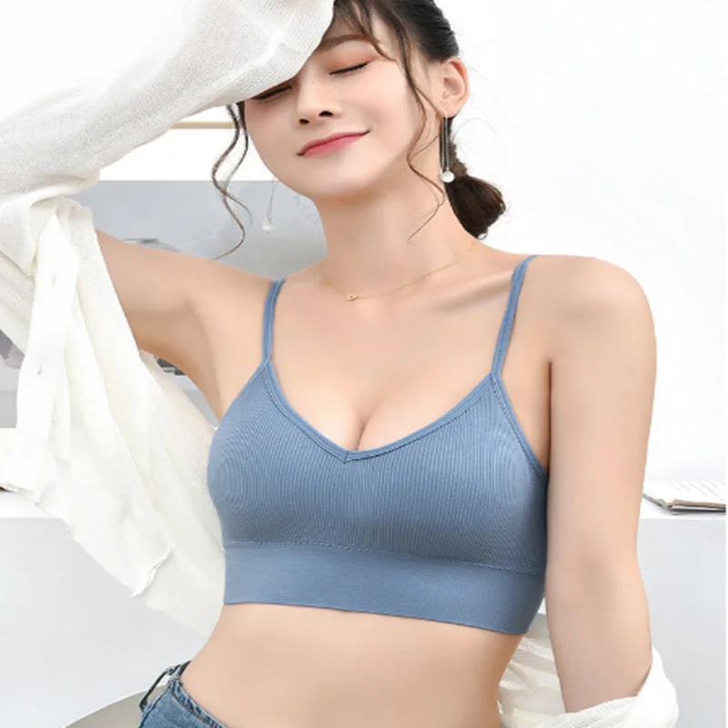 In summer, students wear U-shaped open-back underwear with suspender belts and outside