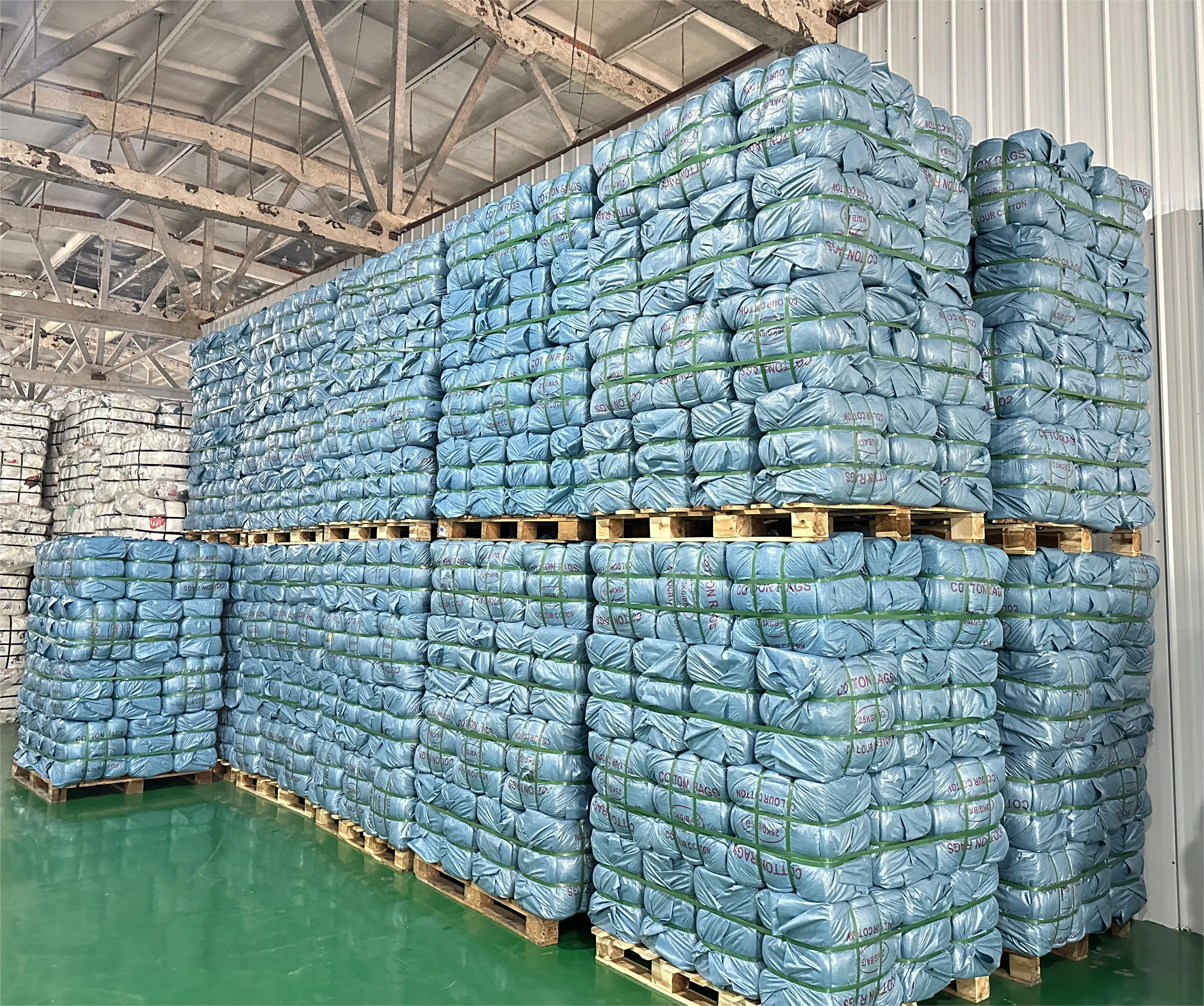 Cutting from Used Clothes into Pieces White T-shirt Cotton Rags Industrial Cleaning Rags for Cleaning