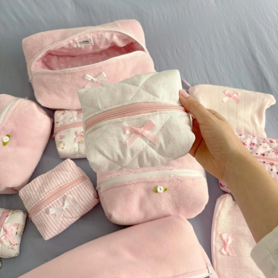 Hot Selling Custom Size Logo Furry Pink Teddy Quilted Cotton Fabric Zipper Cosmetic Makeup Toiletry Skincare Bag with Bows