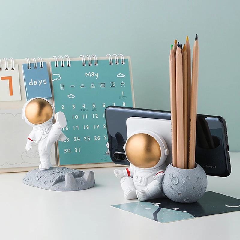 Wholesale 2021 Hot Selling Light Luxury Creative Astronaut Figure Statue Figurine Ornament Gift Decors