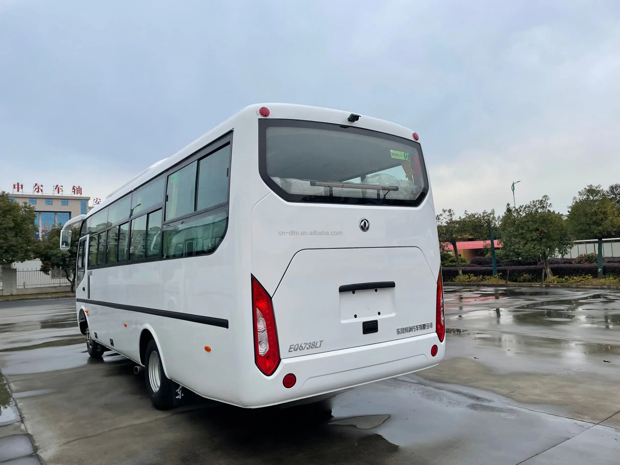 Dongfeng Diesel Fuel 6m 25 Seats Luxury Coach Bus Good Price Automatic Long Tour Coach Bus