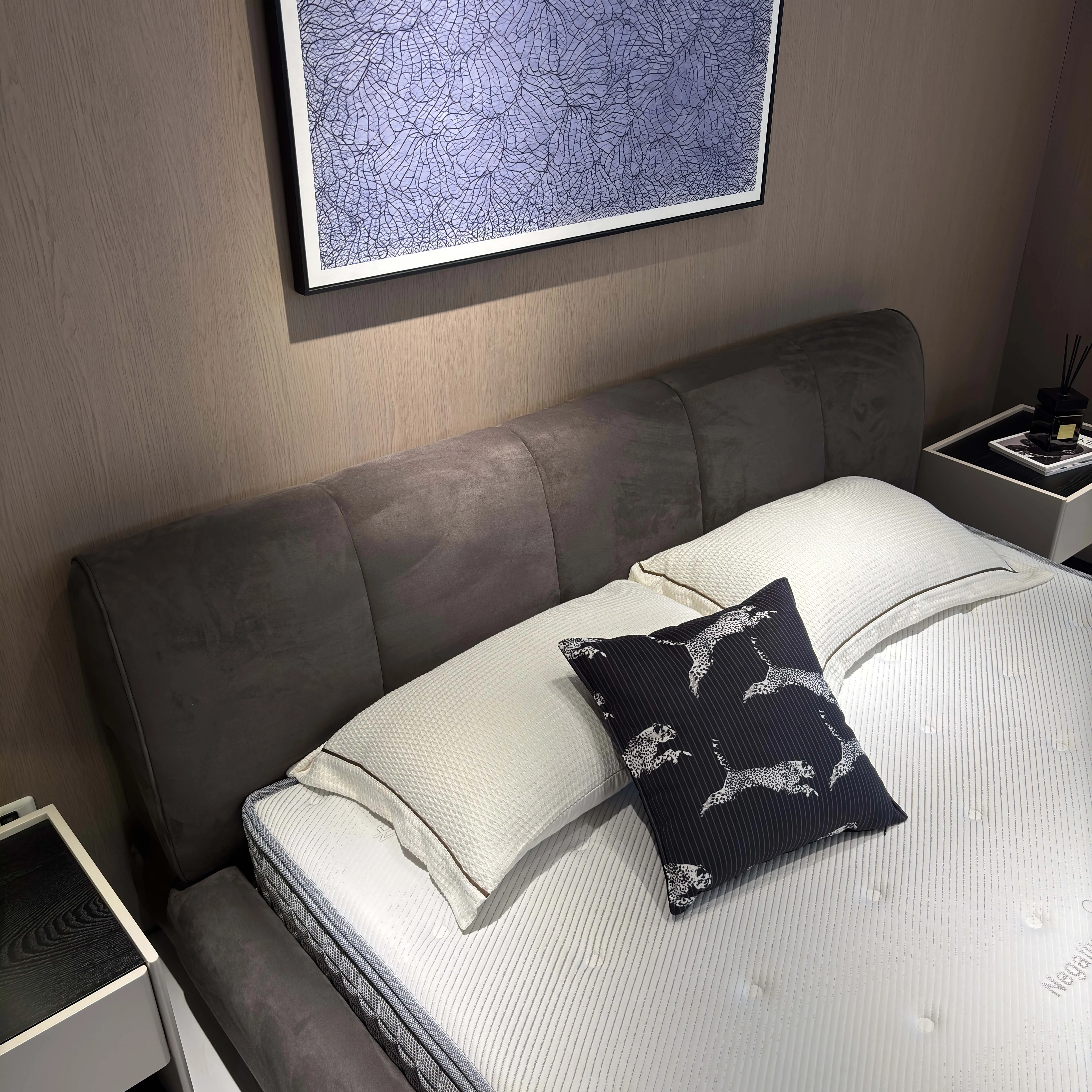 Hot Selling Fabric Upholstered Double Beds Modern Bedroom Sets King Full Size Soft Bed Furniture Solid Wood Bed Frame for Home