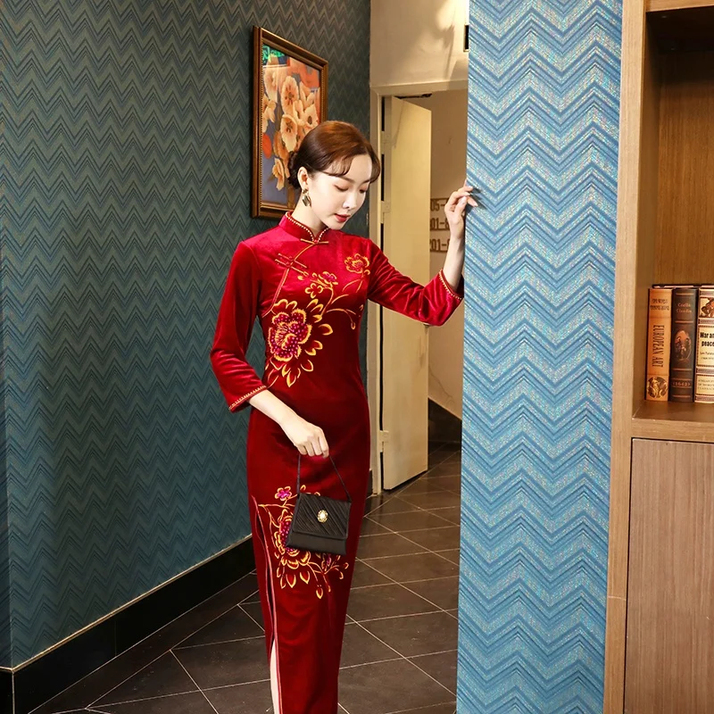 
Traditional Chinese Cheongsam long embroidery Qipao winter velvet fabrics Wedding Dress For Women 