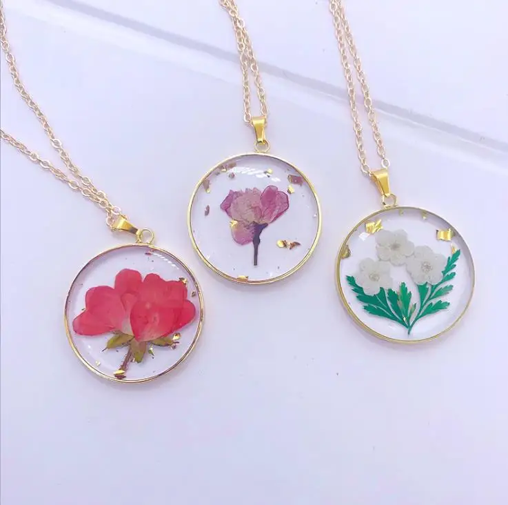 Resin dried flower pendant necklace Titanium steel gold round pendant necklace for women