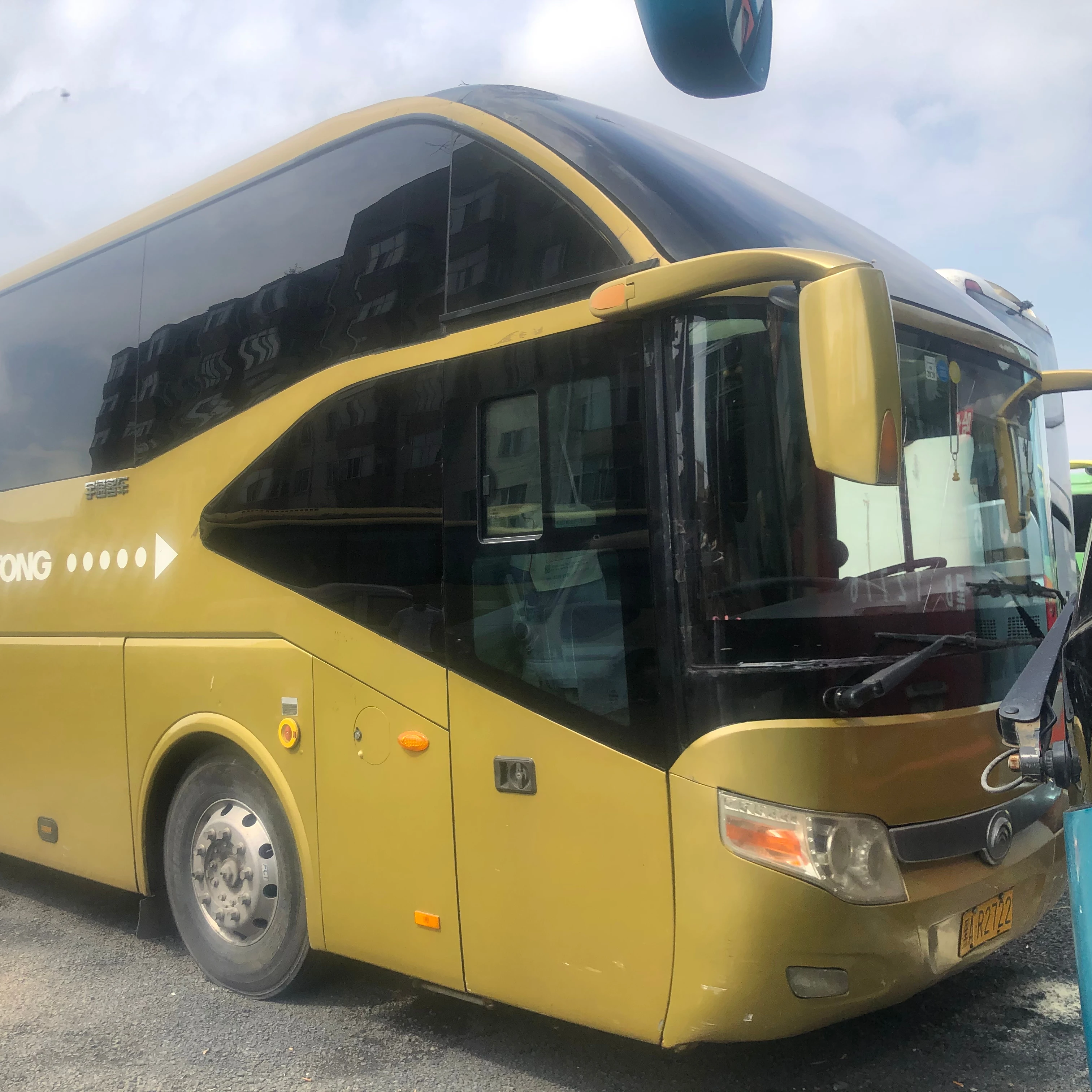 Used LHD Buses Yutong ZK6127 Luxury Coach with 8.9L Cummins Engine and 1480Nm Torque Free Shipping