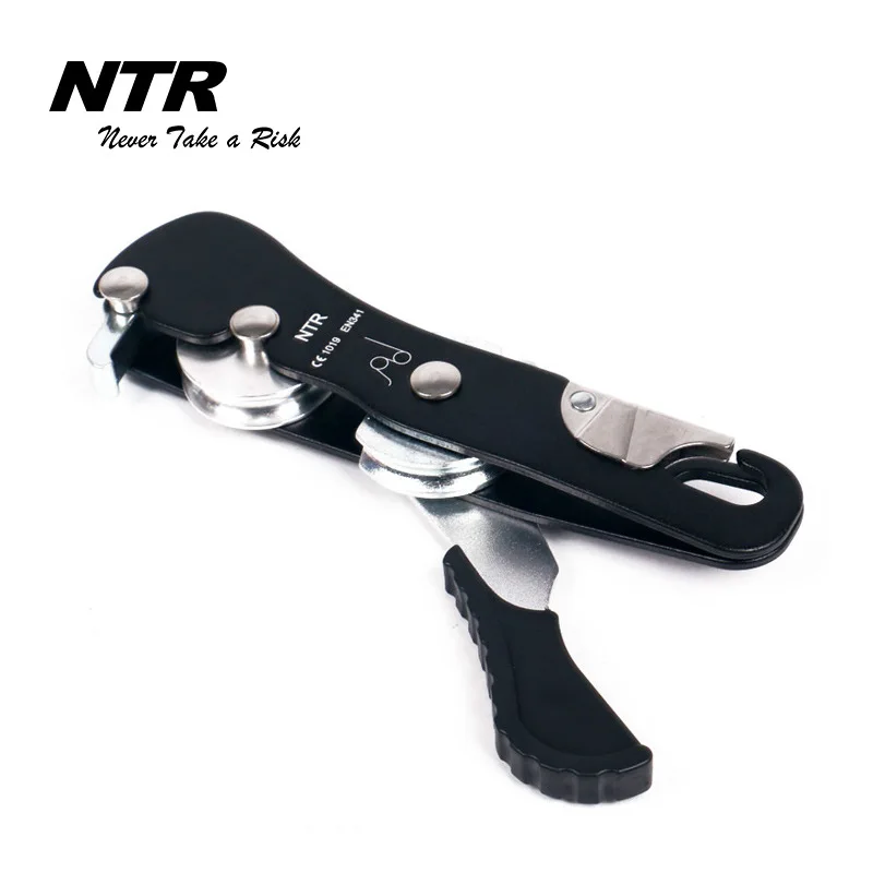 Anti-panic self-braking descender for climbing rappelling equipment