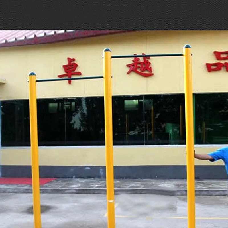 Использование в парке на открытом воздухе два неравномерных металлических гимнастических турник