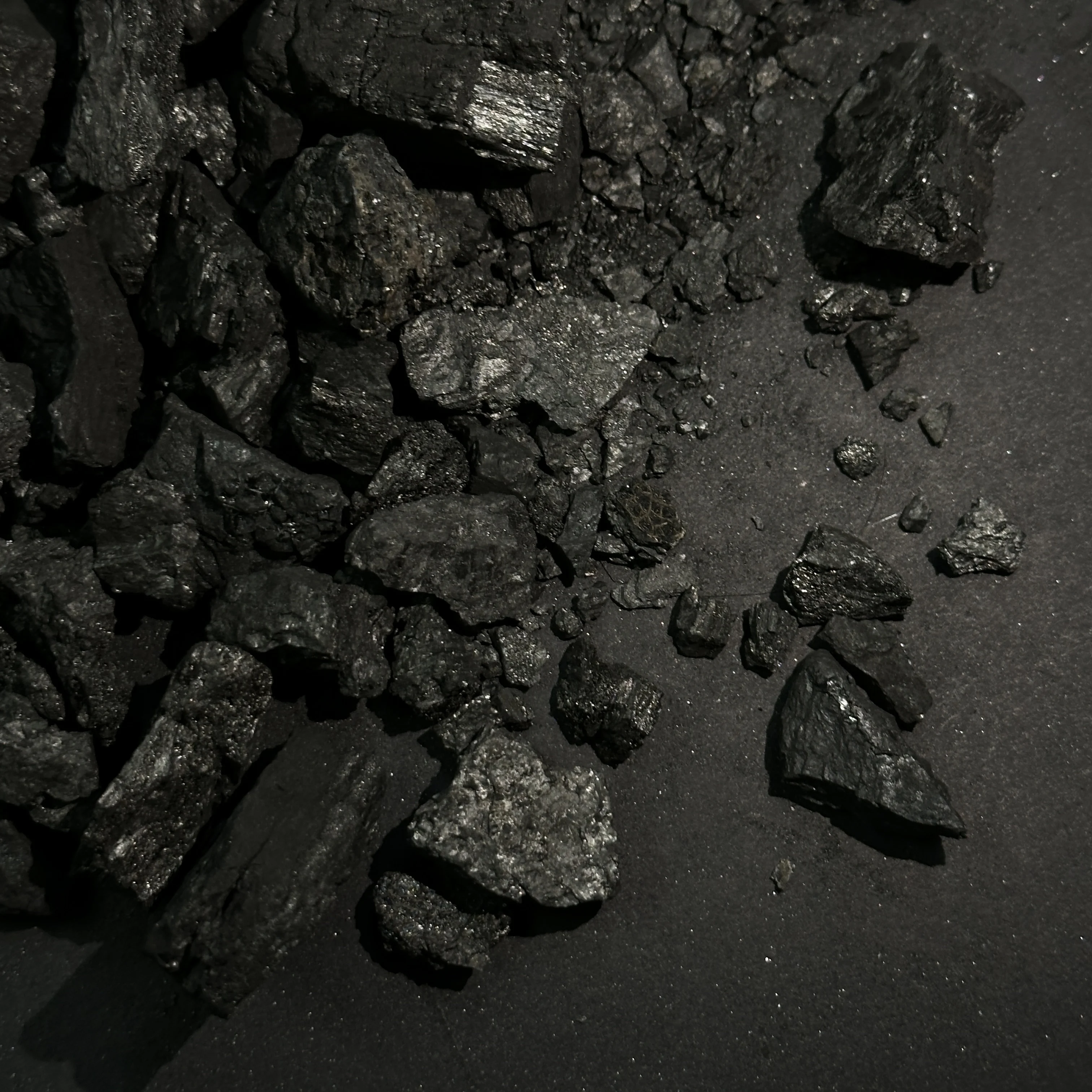 Wholesale China Low Phosphorus 10-30mm Semi Coke Met Coke for Casting Application in Ferro Alloy Plant Block and Lump Patterns