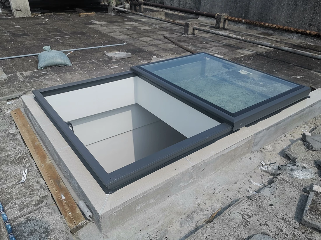 New product new electric translation sliding skyview roof window skylights roof top windows